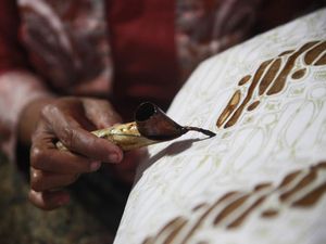 Ini Alat untuk Mewarnai Kain Batik dan Cara Menggunakannya