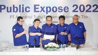 Tatang Nurhidayat (tengah) selaku Presiden Direktur Tugu Insurance menjelaskan bahwa perolehan laba tahun berjalan konsolidasian Rp 262,21 Miliar naik sebesar 15% dibandingkan dengan periode yang sama di tahun sebelumnya yaitu sebesar Rp 229 Miliar sebagai dampak dari meningkatnya premi bruto, pendapatan investasi dan pendapatan usaha lainnya.