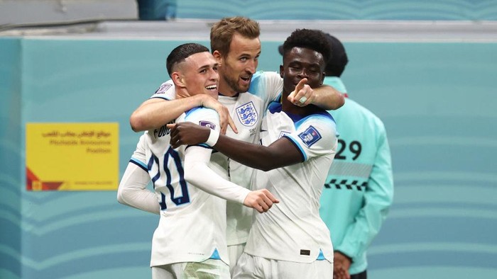 AL KHOR, QATAR - DECEMBER 04: Harry Kane of England celebrates after scoring a goal to make it 2-0 with Phil Foden and Bukayo Saka of England during the FIFA World Cup Qatar 2022 Round of 16 match between England and Senegal at Al Bayt Stadium on December 4, 2022 in Al Khor, Qatar. (Photo by James Williamson - AMA/Getty Images)