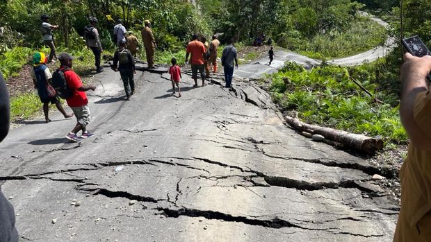 Jalan Trans Papua di Nduga terputus akibat pergeseran tanah.