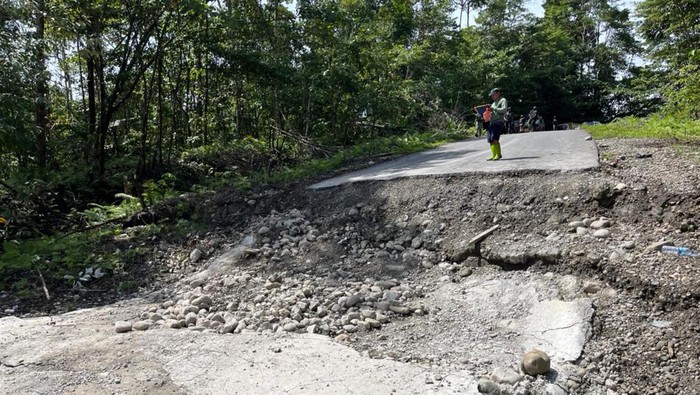 Jalan Trans Papua di Nduga terputus akibat pergeseran tanah.