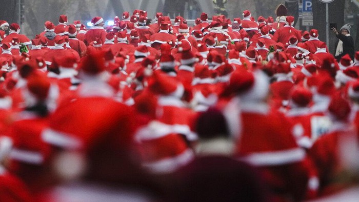 Jelang Natal, Ratusan Sinterklas Ikut Lomba Lari di Berlin Menjelang Perayaan Natal, masyarakat diberbagai negara menyambutnya dengan meriah seperti di Berlin, Jerman. Ribuan Sinterklas tampak asyik ikut lomba lari.