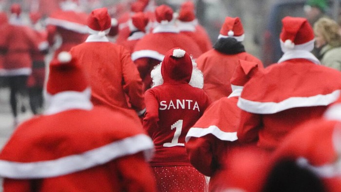 Jelang Natal, Ratusan Sinterklas Ikut Lomba Lari di Berlin Menjelang Perayaan Natal, masyarakat diberbagai negara menyambutnya dengan meriah seperti di Berlin, Jerman. Ribuan Sinterklas tampak asyik ikut lomba lari.