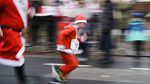 Sambut Natal, Ratusan Sinterklas Ikut Lomba Lari di Berlin