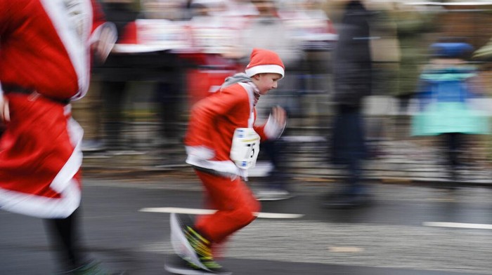Jelang Natal, Ratusan Sinterklas Ikut Lomba Lari di Berlin Menjelang Perayaan Natal, masyarakat diberbagai negara menyambutnya dengan meriah seperti di Berlin, Jerman. Ribuan Sinterklas tampak asyik ikut lomba lari.