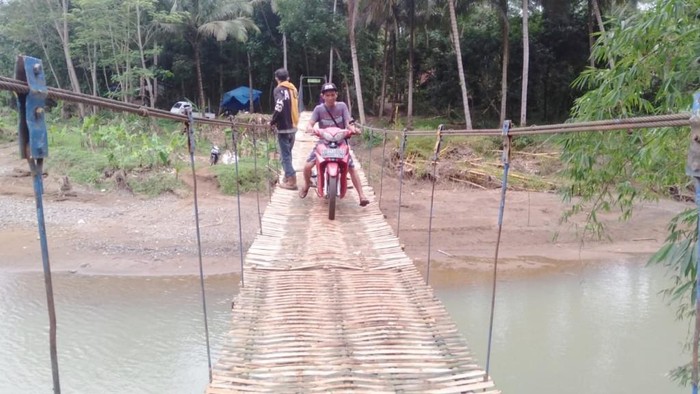 Jembatan gantung di Ciamis yang diperbaiki warga