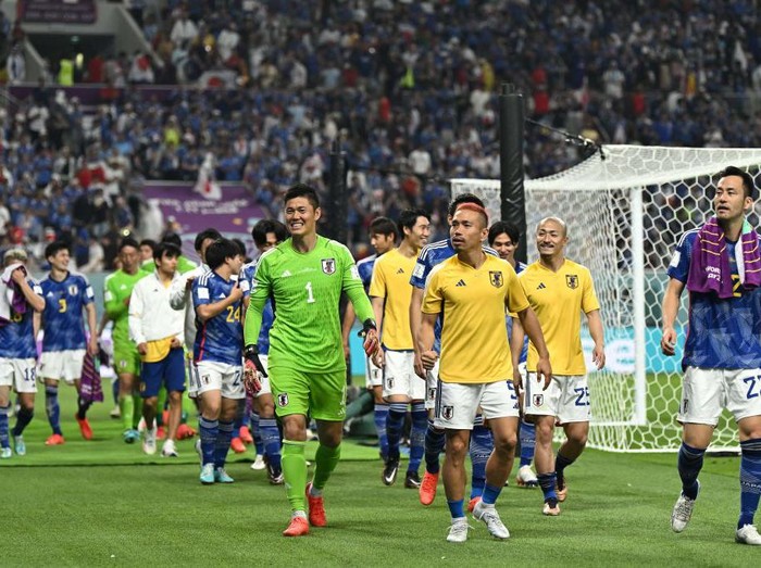 Japans teammates celebrate after winning the Qatar 2022 World Cup Group E football match between Japan and Spain at the Khalifa International Stadium in Doha on December 1, 2022. (Photo by Philip FONG / AFP) (Photo by PHILIP FONG/AFP via Getty Images)