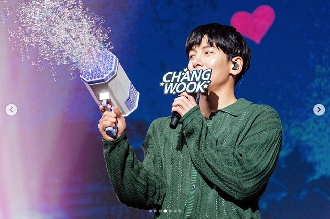 Aktor 35 tahun itu tampil memesona dalam balutan setelan jas berwarna biru tua, yang dipadukan dengan t-shirt berwarna putih. Di tengah gelaran fanmeeting, Ji Chang Wook juga sempat berganti kostum memakai sweater hangat berwarna hijau. Foto: dok. Instagram @jichangwook