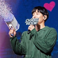 Aktor 35 tahun itu tampil memesona dalam balutan setelan jas berwarna biru tua, yang dipadukan dengan t-shirt berwarna putih. Di tengah gelaran fanmeeting, Ji Chang Wook juga sempat berganti kostum memakai sweater hangat berwarna hijau. Foto: dok. Instagram @jichangwook