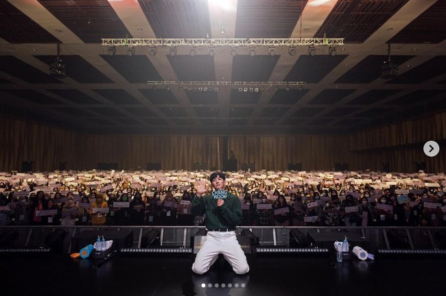 Ji Chang Wook akhirnya bertemu penggemar Indonesia secara langsung. Sang aktor menggelar fanmeeting yang berlangsung meriah di The Kasablanka Hall, Kota Kasablanka Jakarta, Sabtu (4/12/2022). Foto: dok. Instagram @jichangwook