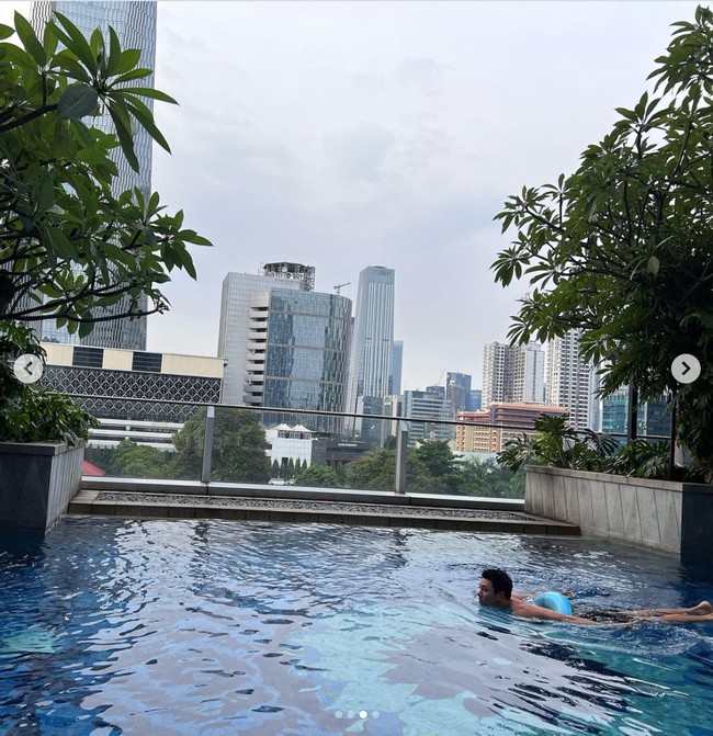 Setelah gelaran fanmeeting, Ji Chang Wook mengunggah foto-fotonya saat menikmati waktu senggang di Jakarta. Dia mampir ke kolam renang hotel dan berenang memakai pelampung ban warna biru. Aksinya membuat banyak penggemar gemas. Foto: dok. Instagram @jichangwook