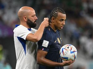 Kalung Emas Kounde yang Bikin Deschamps Kesal