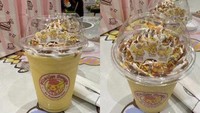 Minuman yang ditawarkan juga sangat lucu. Warna minuman di sini serasi dengan karakter Pokemon. Misalnya seperti minuman bertema Pikachu ini. Foto: site news