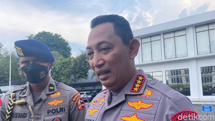 Kapolri Jenderal Listyo Sigit Prabowo di Kemenko Polhukam, Senin (5/12/2022)