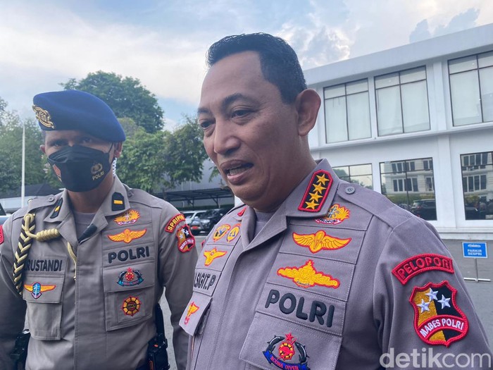 Kapolri Jenderal Listyo Sigit Prabowo di Kemenko Polhukam, Senin (5/12/2022)