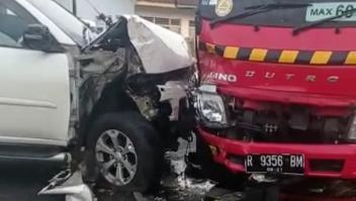 Kecelakaan beruntun terjadi di jalur Banjarnegara-Purwokerto, Desa Gumiwang, Snein (5/12/2022) pagi.