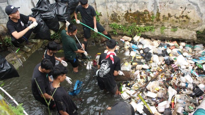 Kelompok anak muda Kalangsari Pride sedang beraksi membersihkan sampah di lingkungannya.