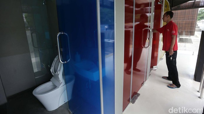 Keren Jakarta Punya Toilet Transparan Seperti di Jepang Bike Lounge Jakarta Experience Board (JXB) Sudirman, Jakarta, memiliki kamar mandi smart glass. Kaca toilet ini akan buram ketika dimasuki pengguna.