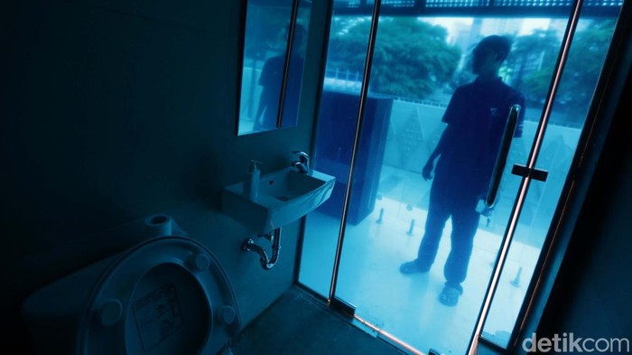 Bike Lounge Jakarta Experience Board (JXB) Sudirman, Jakarta, memiliki kamar mandi smart glass. Kaca toilet ini akan buram ketika dimasuki pengguna.