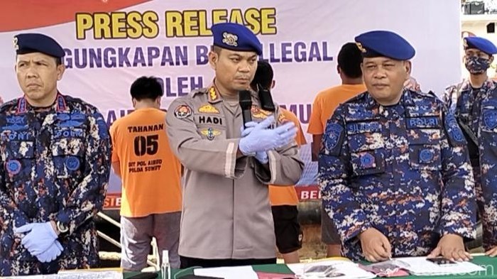 Keterangan pers pengungkapan pemalsuan BBM di Belawan. (Foto: Datuk Haris Molana/detikSumut)