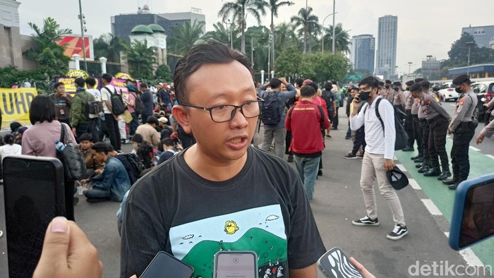 Ketua Yayasan Lembaga Bantuan Hukum Indonesia (YLBHI) Muhammad Isnur (Adrial Akbar/detikcom)