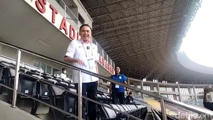 Ketum PSSI Mochamad Iriawan alias Iwan Bule saat menyapa wartawan di Stadion Manahan Solo, Senin (5/12/2022).