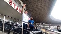 Iwan Bule nampak hadir di Stadion Manahan dengan mengenakan kemeja warna putih. Foto: Agil Trisetiawan Putra/detikJateng