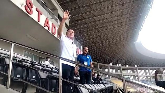 Ketum PSSI Mochamad Iriawan alias Iwan Bule saat menyapa wartawan di Stadion Manahan Solo, Senin (5/12/2022).