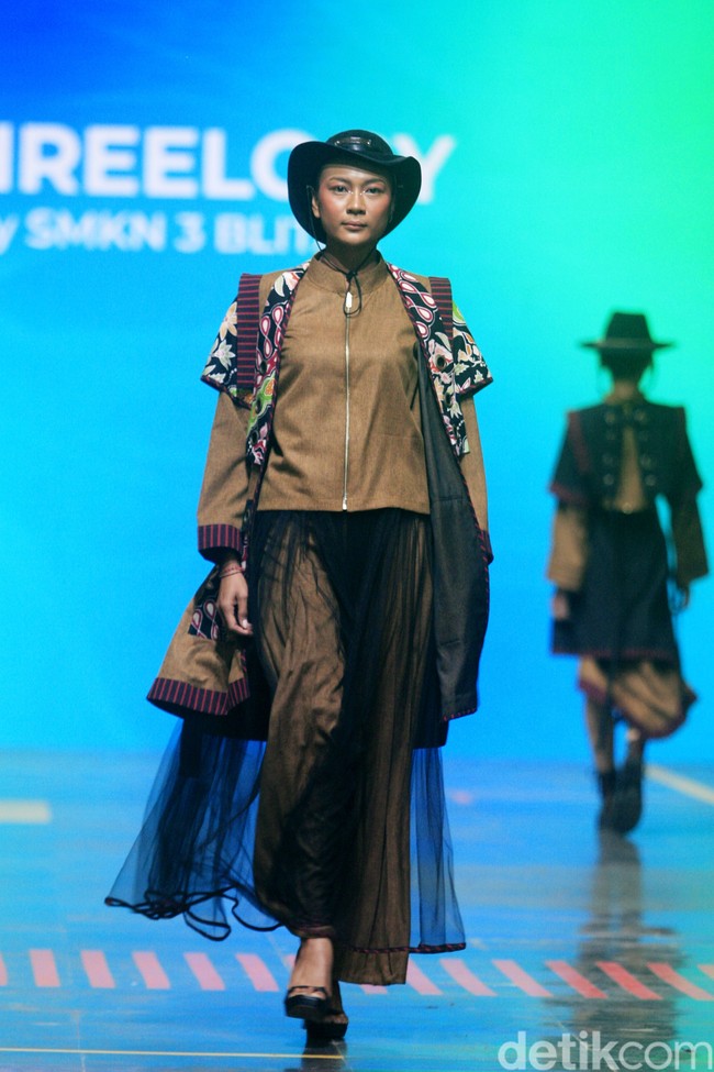 Makam Bung Karno sebagai inspirasi utama diterjemahkan dalam berbagai busana yang memadukan Batik dan lurik. Ciri khas Kota Blitar sendiri hadir dalam motif ikan koi, kendang dan buah belimbing. Koleksi ini ditampilkan di Spotlight Indonesia 2023. Foto: Mohammad Abduh/Wolipop.
