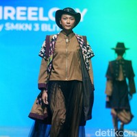 Makam Bung Karno sebagai inspirasi utama diterjemahkan dalam berbagai busana yang memadukan Batik dan lurik. Ciri khas Kota Blitar sendiri hadir dalam motif ikan koi, kendang dan buah belimbing. Koleksi ini ditampilkan di Spotlight Indonesia 2023. Foto: Mohammad Abduh/Wolipop.