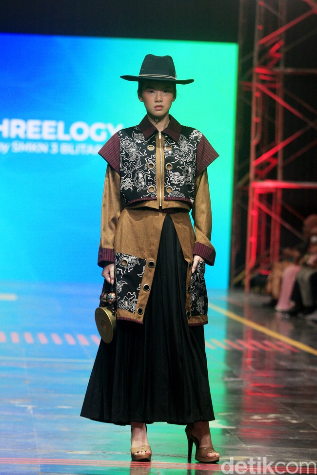 Makam Bung Karno sebagai inspirasi utama diterjemahkan dalam berbagai busana yang memadukan Batik dan lurik. Ciri khas Kota Blitar sendiri hadir dalam motif ikan koi, kendang dan buah belimbing. Koleksi ini ditampilkan di Spotlight Indonesia 2023. Foto: Mohammad Abduh/Wolipop.