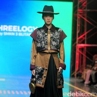 Makam Bung Karno sebagai inspirasi utama diterjemahkan dalam berbagai busana yang memadukan Batik dan lurik. Ciri khas Kota Blitar sendiri hadir dalam motif ikan koi, kendang dan buah belimbing. Koleksi ini ditampilkan di Spotlight Indonesia 2023. Foto: Mohammad Abduh/Wolipop.