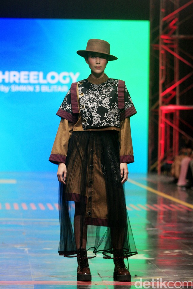 Makam Bung Karno sebagai inspirasi utama diterjemahkan dalam berbagai busana yang memadukan Batik dan lurik. Ciri khas Kota Blitar sendiri hadir dalam motif ikan koi, kendang dan buah belimbing. Koleksi ini ditampilkan di Spotlight Indonesia 2023. Foto: Mohammad Abduh/Wolipop.