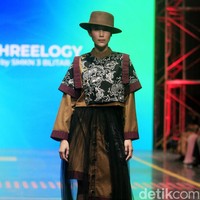 Makam Bung Karno sebagai inspirasi utama diterjemahkan dalam berbagai busana yang memadukan Batik dan lurik. Ciri khas Kota Blitar sendiri hadir dalam motif ikan koi, kendang dan buah belimbing. Koleksi ini ditampilkan di Spotlight Indonesia 2023. Foto: Mohammad Abduh/Wolipop.
