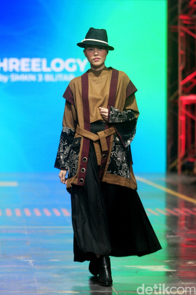 Makam Bung Karno sebagai inspirasi utama diterjemahkan dalam berbagai busana yang memadukan Batik dan lurik. Ciri khas Kota Blitar sendiri hadir dalam motif ikan koi, kendang dan buah belimbing. Koleksi ini ditampilkan di Spotlight Indonesia 2023. Foto: Mohammad Abduh/Wolipop.