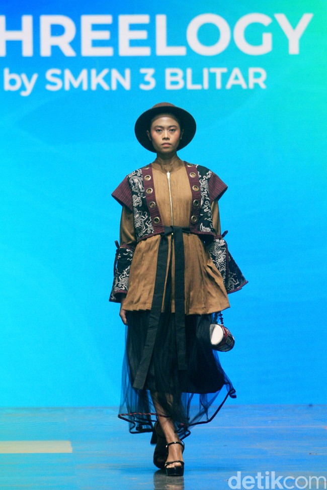 Makam Bung Karno sebagai inspirasi utama diterjemahkan dalam berbagai busana yang memadukan Batik dan lurik. Ciri khas Kota Blitar sendiri hadir dalam motif ikan koi, kendang dan buah belimbing. Koleksi ini ditampilkan di Spotlight Indonesia 2023. Foto: Mohammad Abduh/Wolipop.