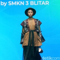 Makam Bung Karno sebagai inspirasi utama diterjemahkan dalam berbagai busana yang memadukan Batik dan lurik. Ciri khas Kota Blitar sendiri hadir dalam motif ikan koi, kendang dan buah belimbing. Koleksi ini ditampilkan di Spotlight Indonesia 2023. Foto: Mohammad Abduh/Wolipop.