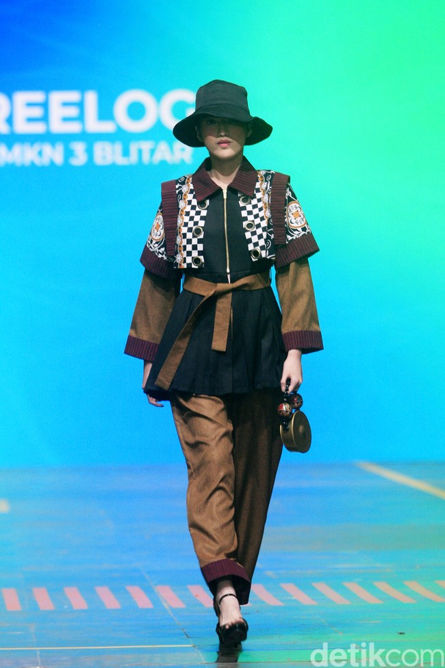 Makam Bung Karno sebagai inspirasi utama diterjemahkan dalam berbagai busana yang memadukan Batik dan lurik. Ciri khas Kota Blitar sendiri hadir dalam motif ikan koi, kendang dan buah belimbing. Koleksi ini ditampilkan di Spotlight Indonesia 2023. Foto: Mohammad Abduh/Wolipop.