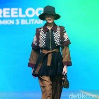 Makam Bung Karno sebagai inspirasi utama diterjemahkan dalam berbagai busana yang memadukan Batik dan lurik. Ciri khas Kota Blitar sendiri hadir dalam motif ikan koi, kendang dan buah belimbing. Koleksi ini ditampilkan di Spotlight Indonesia 2023. Foto: Mohammad Abduh/Wolipop.