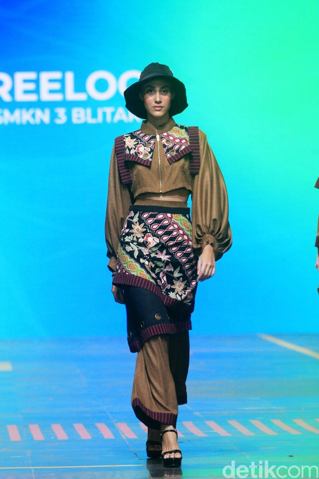 Makam Bung Karno sebagai inspirasi utama diterjemahkan dalam berbagai busana yang memadukan Batik dan lurik. Ciri khas Kota Blitar sendiri hadir dalam motif ikan koi, kendang dan buah belimbing. Koleksi ini ditampilkan di Spotlight Indonesia 2023. Foto: Mohammad Abduh/Wolipop.