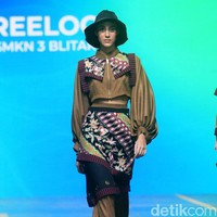 Makam Bung Karno sebagai inspirasi utama diterjemahkan dalam berbagai busana yang memadukan Batik dan lurik. Ciri khas Kota Blitar sendiri hadir dalam motif ikan koi, kendang dan buah belimbing. Koleksi ini ditampilkan di Spotlight Indonesia 2023. Foto: Mohammad Abduh/Wolipop.