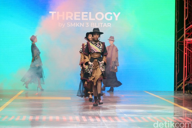 Makam Bung Karno sebagai inspirasi utama diterjemahkan dalam berbagai busana yang memadukan Batik dan lurik. Ciri khas Kota Blitar sendiri hadir dalam motif ikan koi, kendang dan buah belimbing. Koleksi ini ditampilkan di Spotlight Indonesia 2023. Foto: Mohammad Abduh/Wolipop.