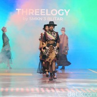 Makam Bung Karno sebagai inspirasi utama diterjemahkan dalam berbagai busana yang memadukan Batik dan lurik. Ciri khas Kota Blitar sendiri hadir dalam motif ikan koi, kendang dan buah belimbing. Koleksi ini ditampilkan di Spotlight Indonesia 2023. Foto: Mohammad Abduh/Wolipop.