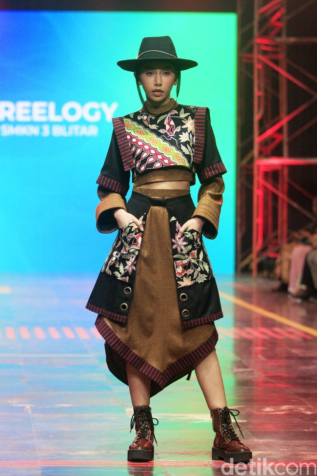 Makam Bung Karno sebagai inspirasi utama diterjemahkan dalam warna-warna hitam, abu-abu, putih dan emas serta kombinasi Batik dan lurik. Ciri khas Kota Blitar sendiri hadir dalam motif ikan koi, kendang dan buah belimbing. Koleksi ini ditampilkan di Spotlight Indonesia 2023. Foto: Mohammad Abduh/Wolipop.