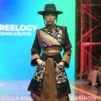 Makam Bung Karno sebagai inspirasi utama diterjemahkan dalam warna-warna hitam, abu-abu, putih dan emas serta kombinasi Batik dan lurik. Ciri khas Kota Blitar sendiri hadir dalam motif ikan koi, kendang dan buah belimbing. Koleksi ini ditampilkan di Spotlight Indonesia 2023. Foto: Mohammad Abduh/Wolipop.