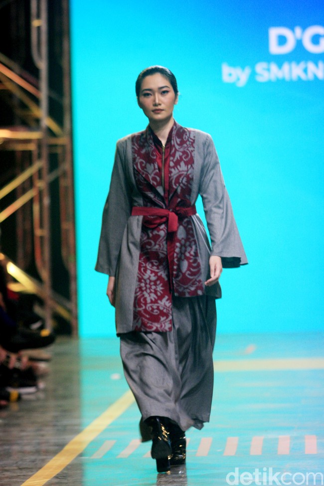 Siswa SMK 1 Kalitengah Lamongan menampilkan koleksi busana yang terinspirasi dari gapura Paduraksa Lamongan di malam hari dengan pesona keindahan warna warninya. Fashion show digelar di Spotlight Indonesia 2023.  Foto: Mohammad Abduh/Wolipop.  