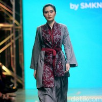Siswa SMK 1 Kalitengah Lamongan menampilkan koleksi busana yang terinspirasi dari gapura Paduraksa Lamongan di malam hari dengan pesona keindahan warna warninya. Fashion show digelar di Spotlight Indonesia 2023.  Foto: Mohammad Abduh/Wolipop.  