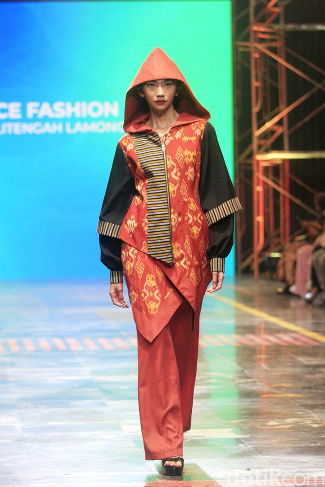 Siswa SMK 1 Kalitengah Lamongan menampilkan koleksi busana yang terinspirasi dari gapura Paduraksa Lamongan di malam hari dengan pesona keindahan warna warninya. Fashion show digelar di Spotlight Indonesia 2023. Foto: Mohammad Abduh/Wolipop.