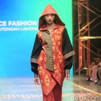 Siswa SMK 1 Kalitengah Lamongan menampilkan koleksi busana yang terinspirasi dari gapura Paduraksa Lamongan di malam hari dengan pesona keindahan warna warninya. Fashion show digelar di Spotlight Indonesia 2023. Foto: Mohammad Abduh/Wolipop.