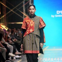 Siswa SMK 1 Kalitengah Lamongan menampilkan koleksi busana yang terinspirasi dari gapura Paduraksa Lamongan di malam hari dengan pesona keindahan warna warninya. Fashion show digelar di Spotlight Indonesia 2023.  Foto: Mohammad Abduh/Wolipop.  